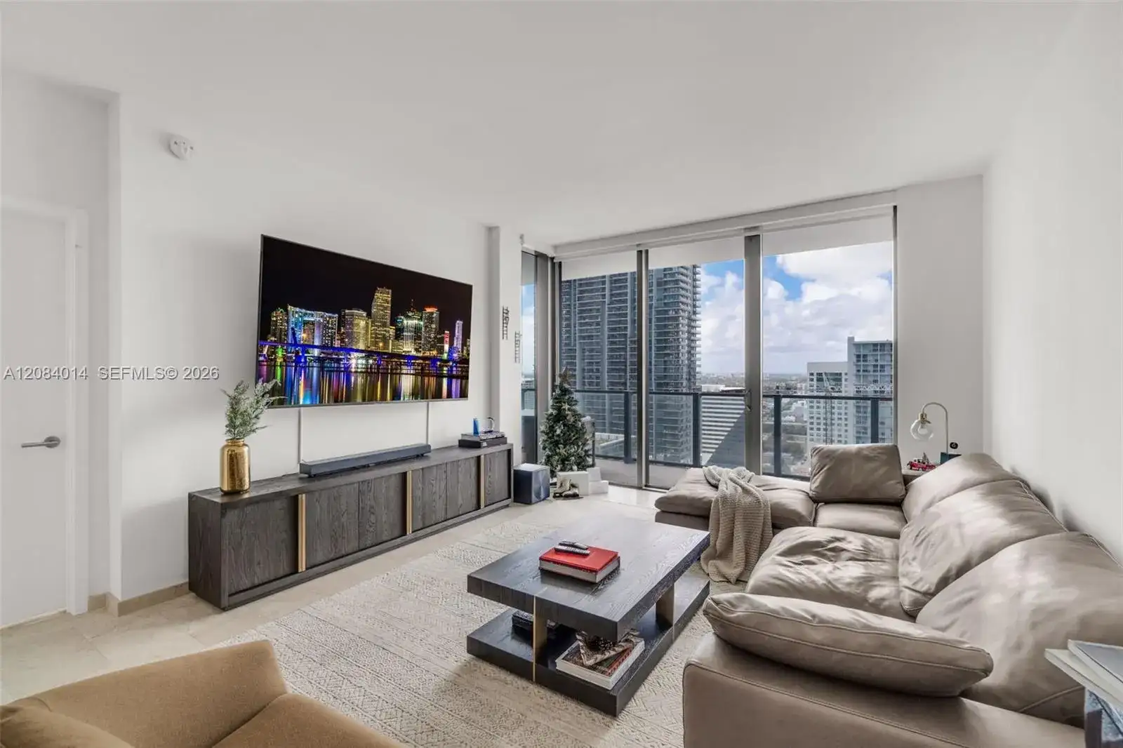 68 SE 6th St # 2406, Miami FL 33131 photo 3