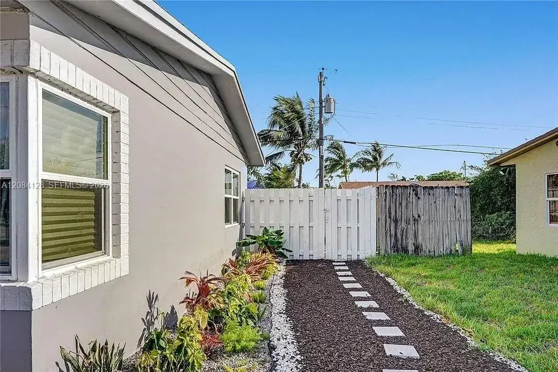 1121 NE 23RD ST, Pompano Beach FL 33064 photo 2