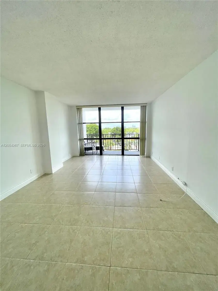 1000 Parkview Dr # 527, Hallandale Beach FL 33009