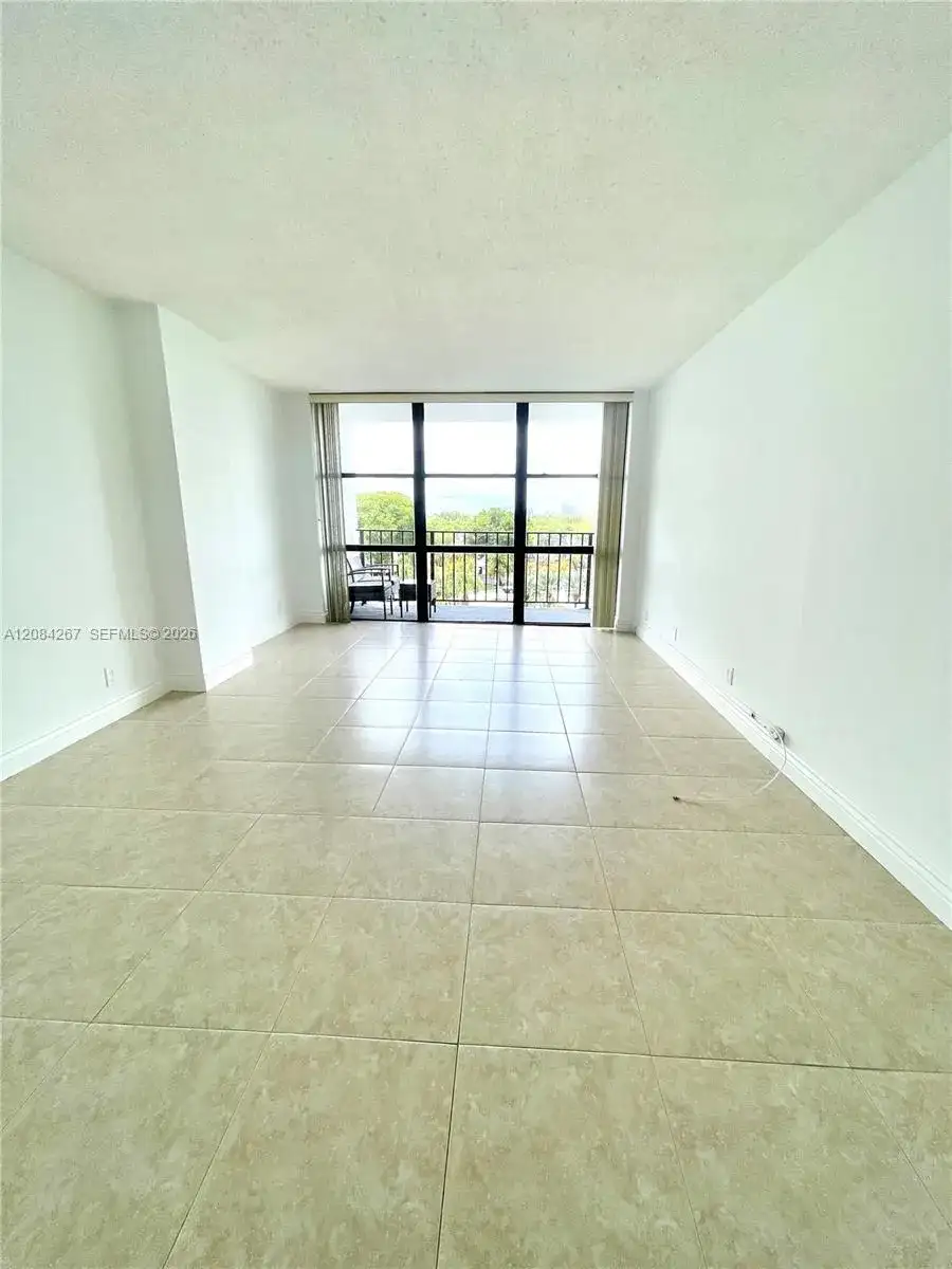 1000 Parkview Dr # 527, Hallandale Beach FL 33009 photo 2