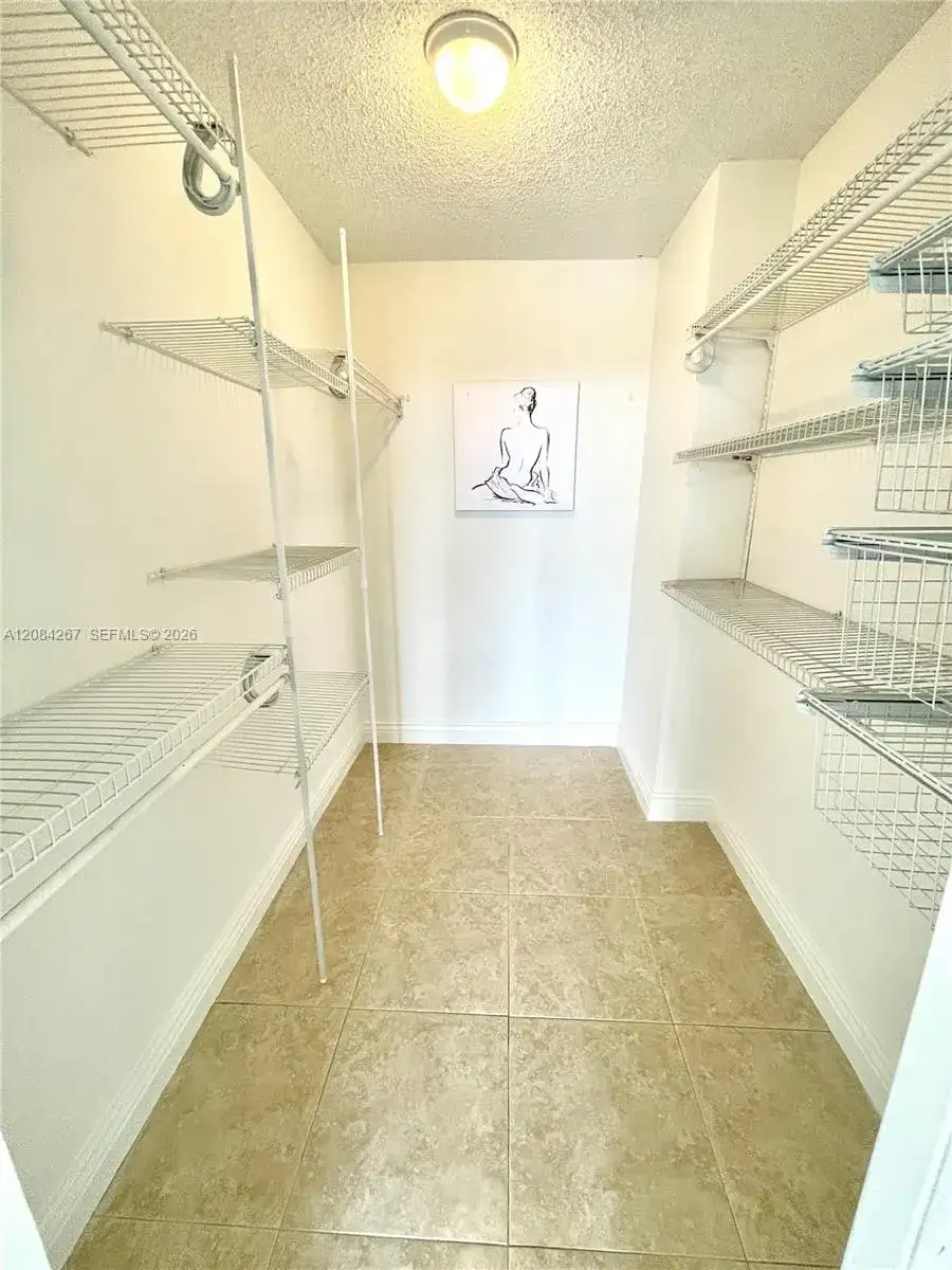 1000 Parkview Dr # 527, Hallandale Beach FL 33009 photo 3