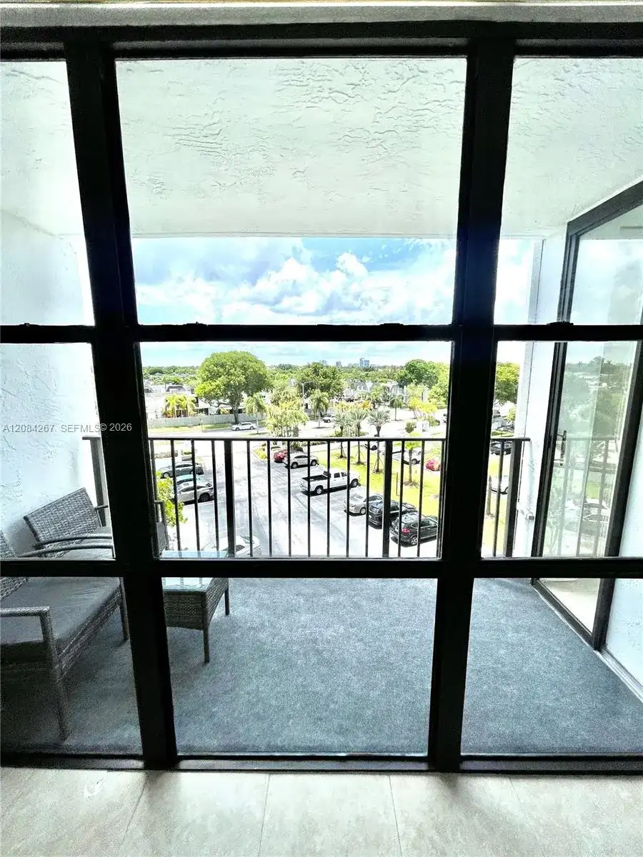 1000 Parkview Dr # 527, Hallandale Beach FL 33009 photo 4