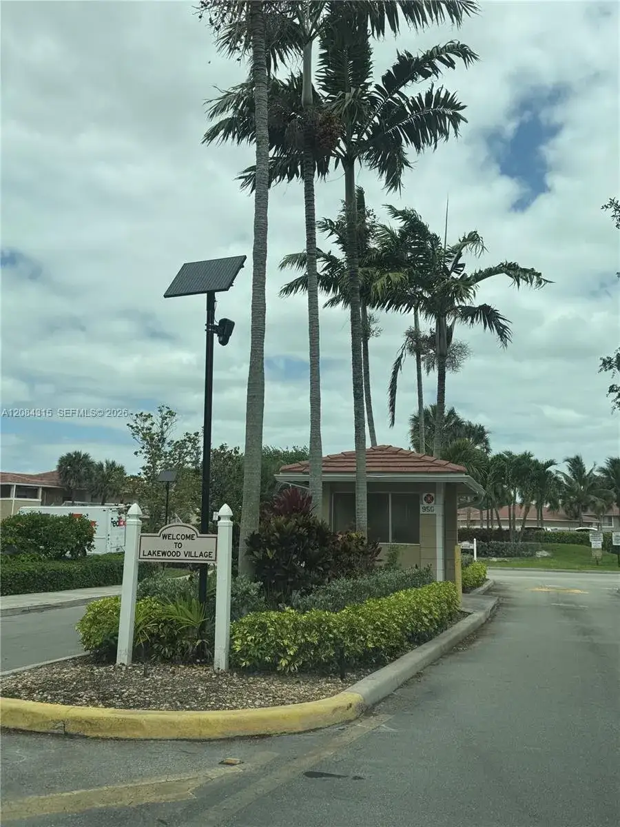 10228 Twin Lakes Dr, Coral Springs FL 33071