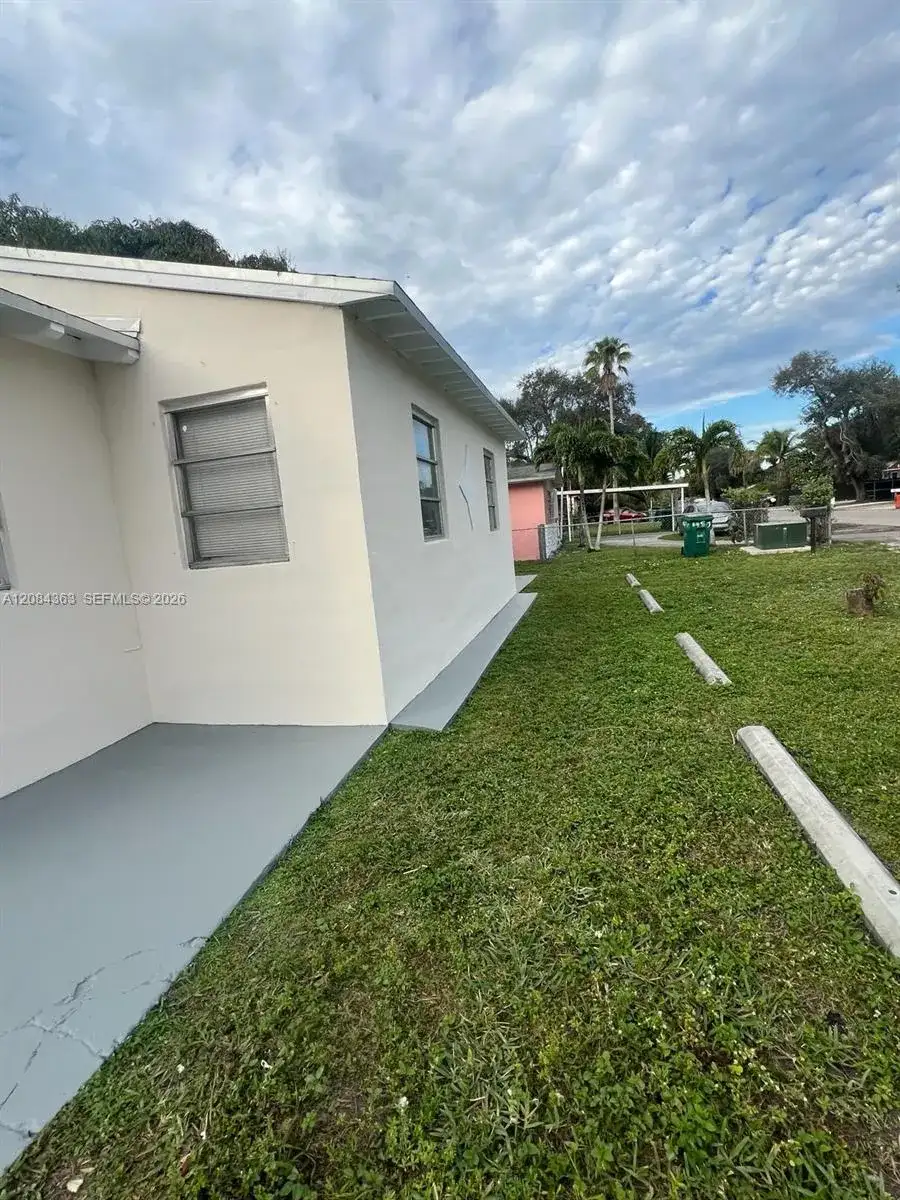 470 NE 162nd St, Miami FL 33162 photo 3