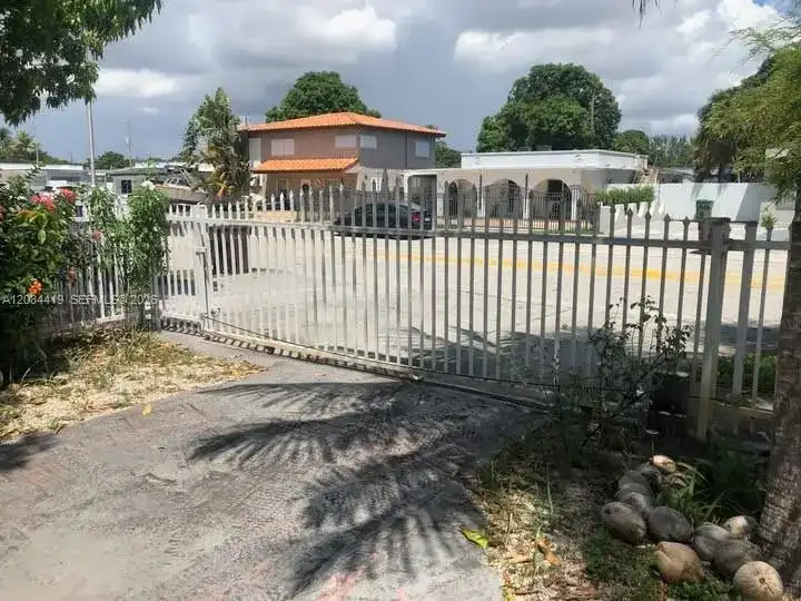 770 E 17th St, Hialeah FL 33010