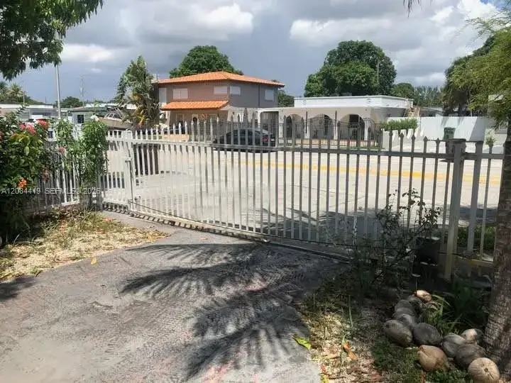 770 E 17th St, Hialeah FL 33010