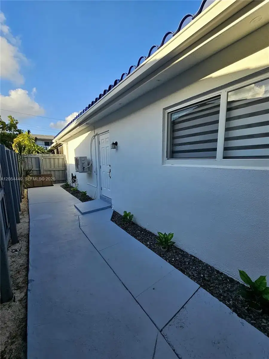 1113 NE 8th St, Hallandale Beach FL 33009 photo 2