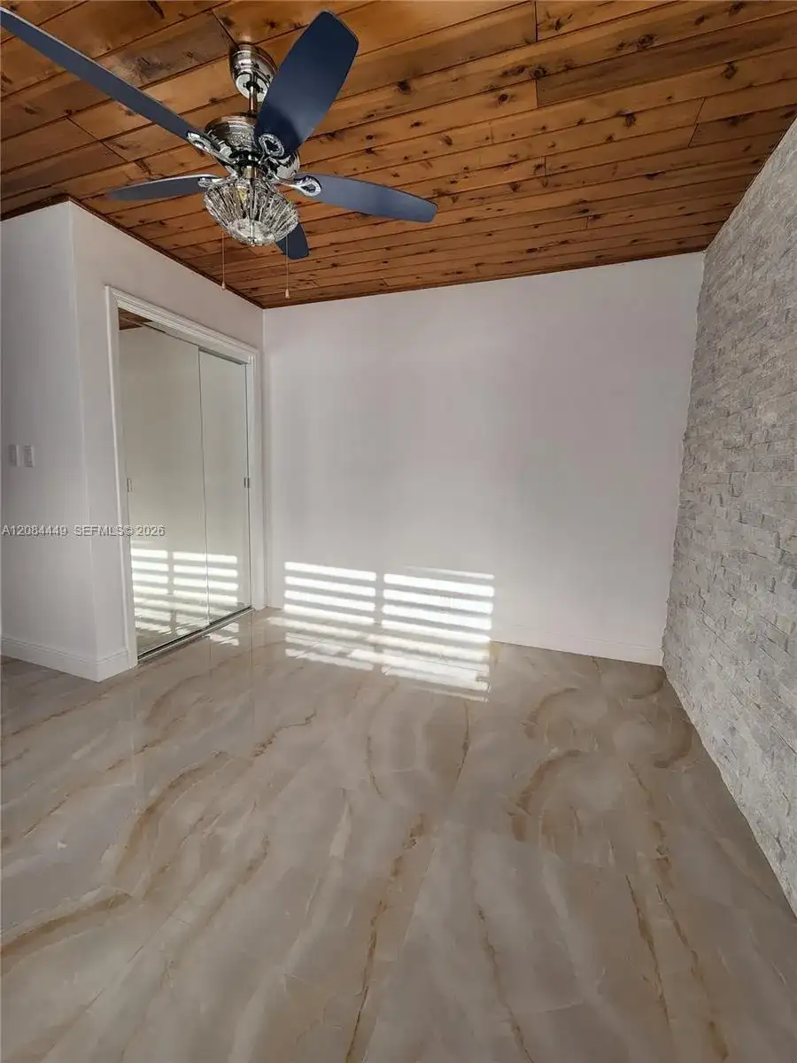 1113 NE 8th St, Hallandale Beach FL 33009 photo 4