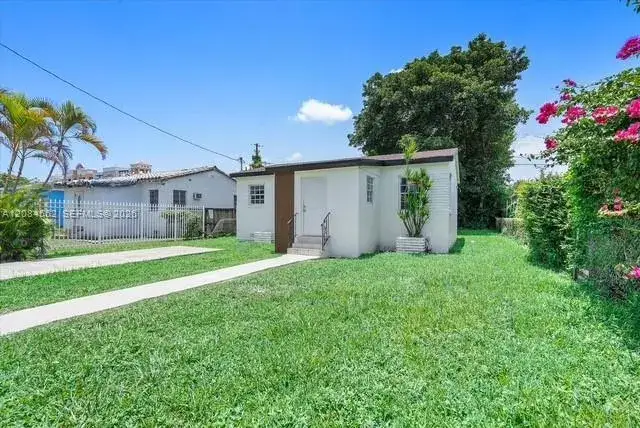 1530 NW 55th St, Miami FL 33142