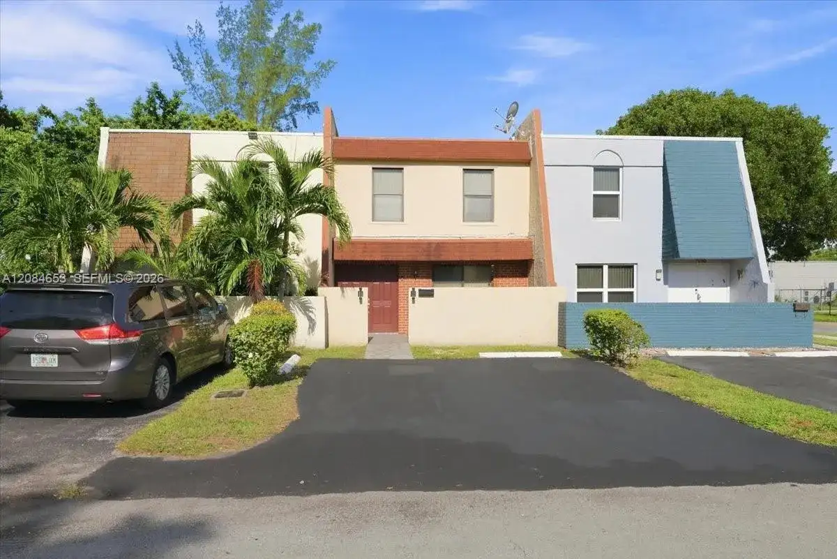 7597 NW 75th Ave, Tamarac FL 33321 photo 2