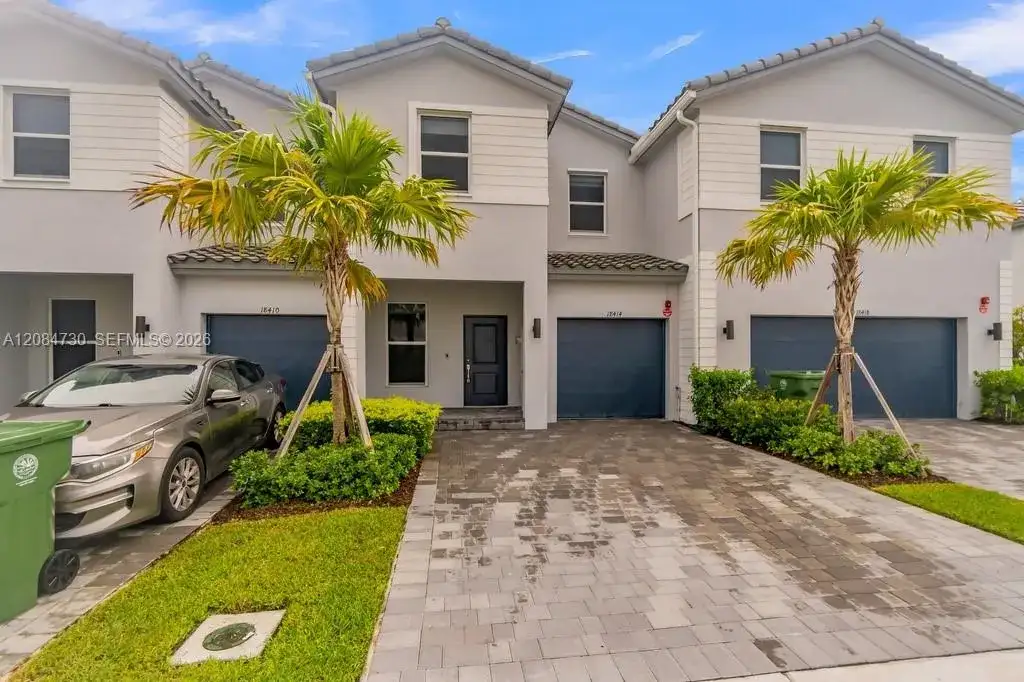 18414 SW 2nd St, Pembroke Pines FL 33029 photo 2