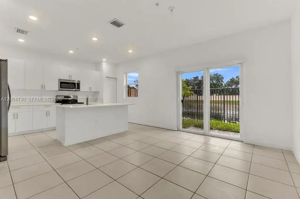 18414 SW 2nd St, Pembroke Pines FL 33029 photo 5