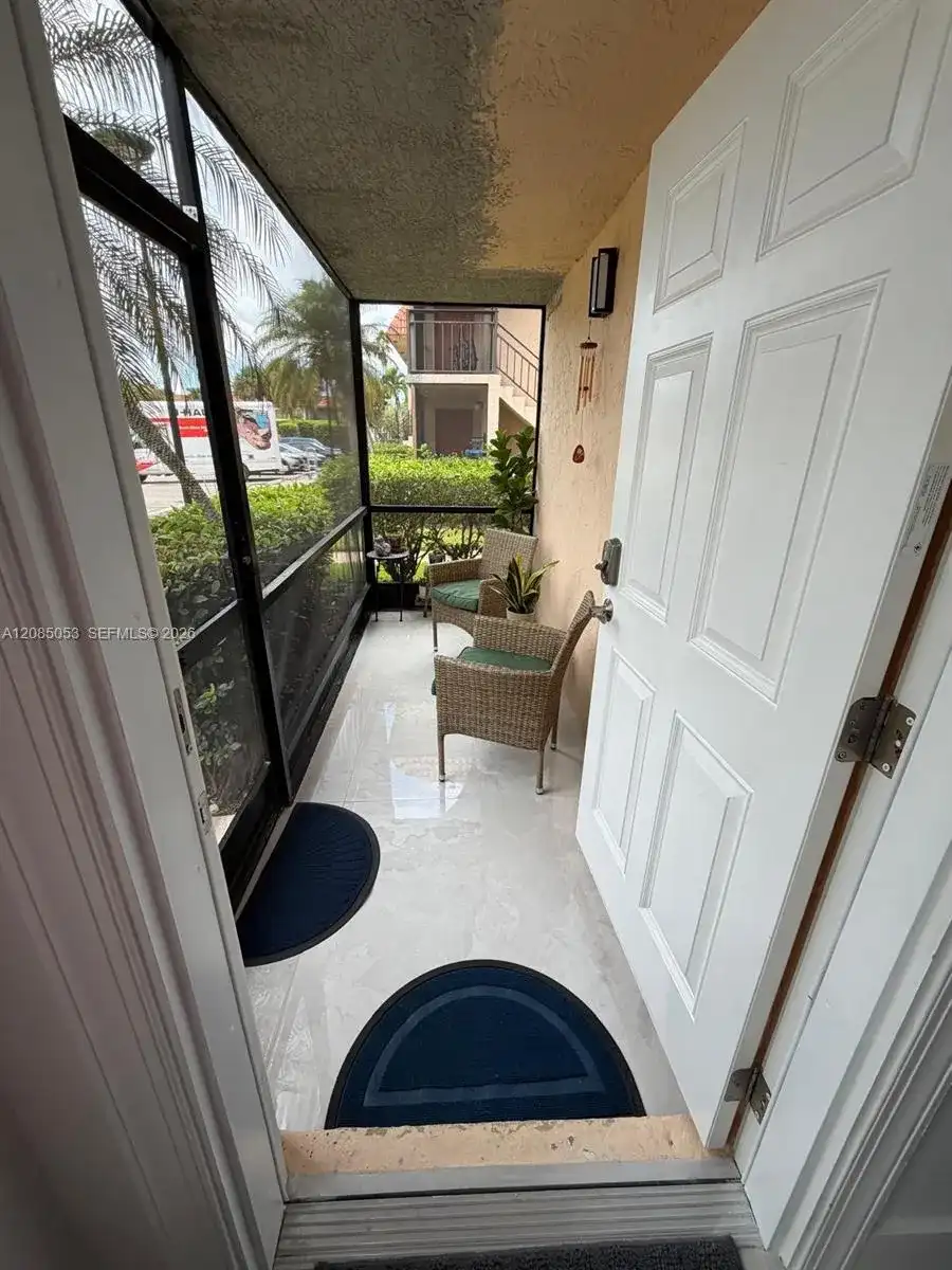 331 Lakeview Dr # 101, Weston FL 33326