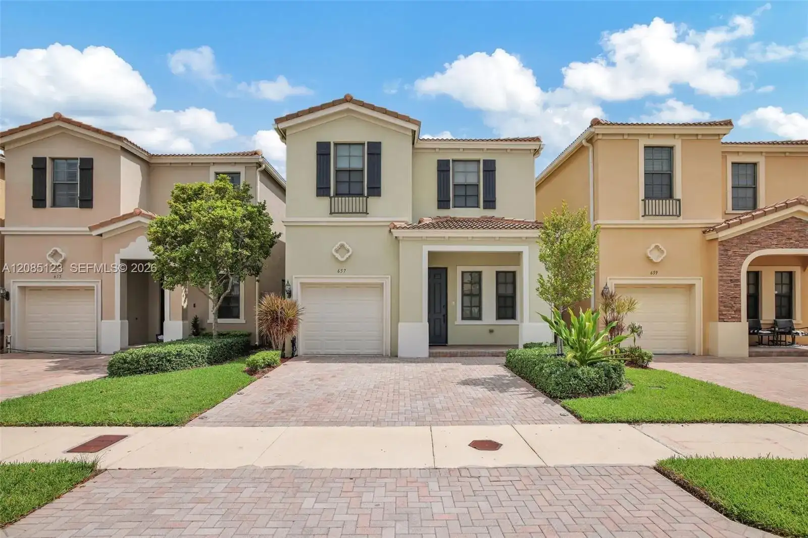 657 NE 191st St, Miami FL 33179 photo 2