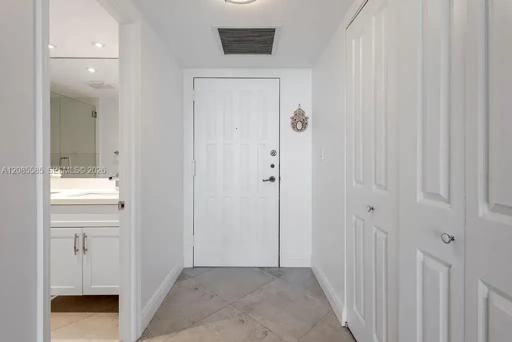 600 Parkview Dr # 829, Hallandale Beach FL 33009 photo 4