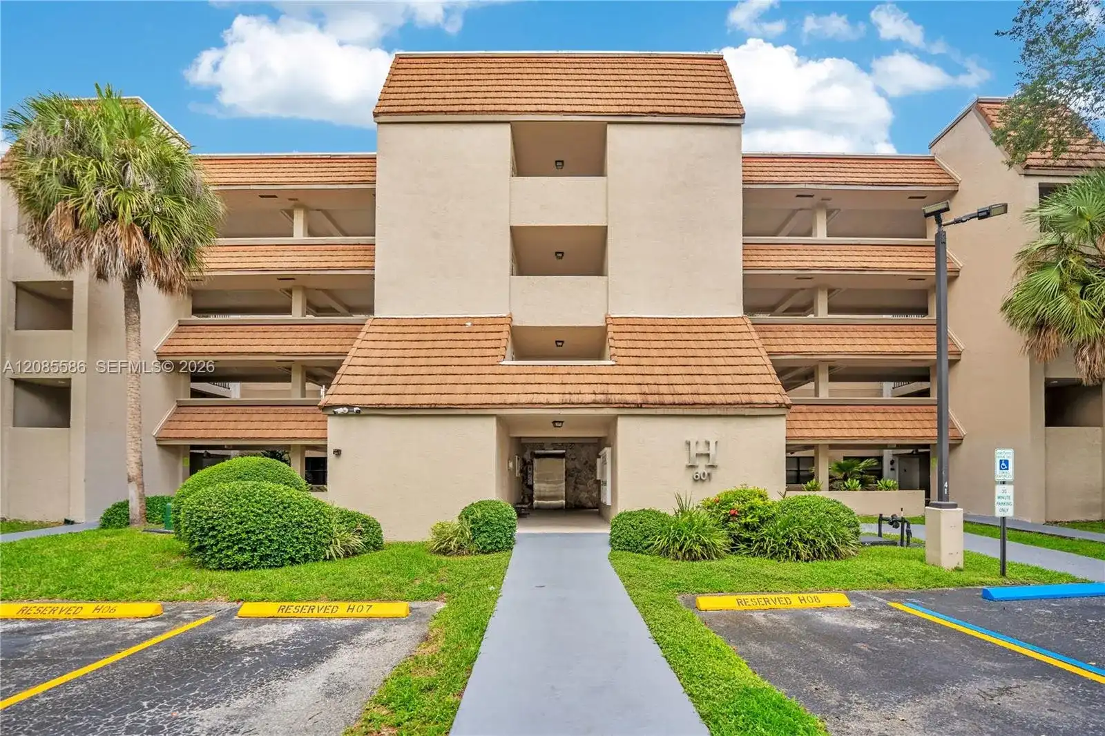 601 Ives Dairy Rd # 8, Miami FL 33179
