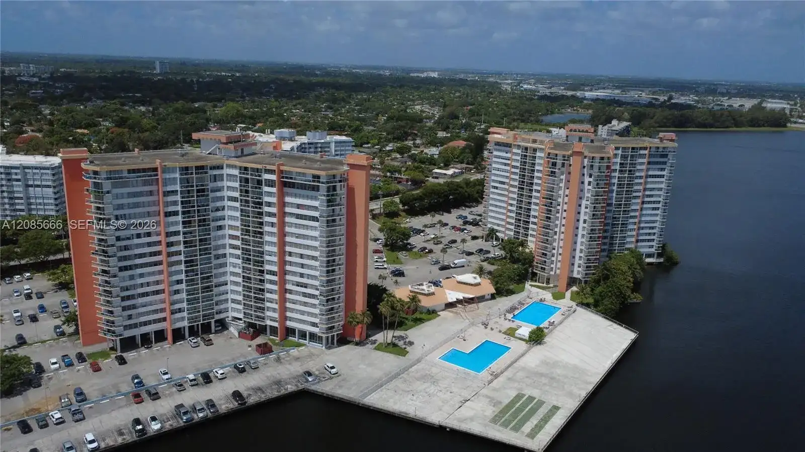 1351 NE Miami Gardens Dr # 422E, Miami FL 33179 photo 2