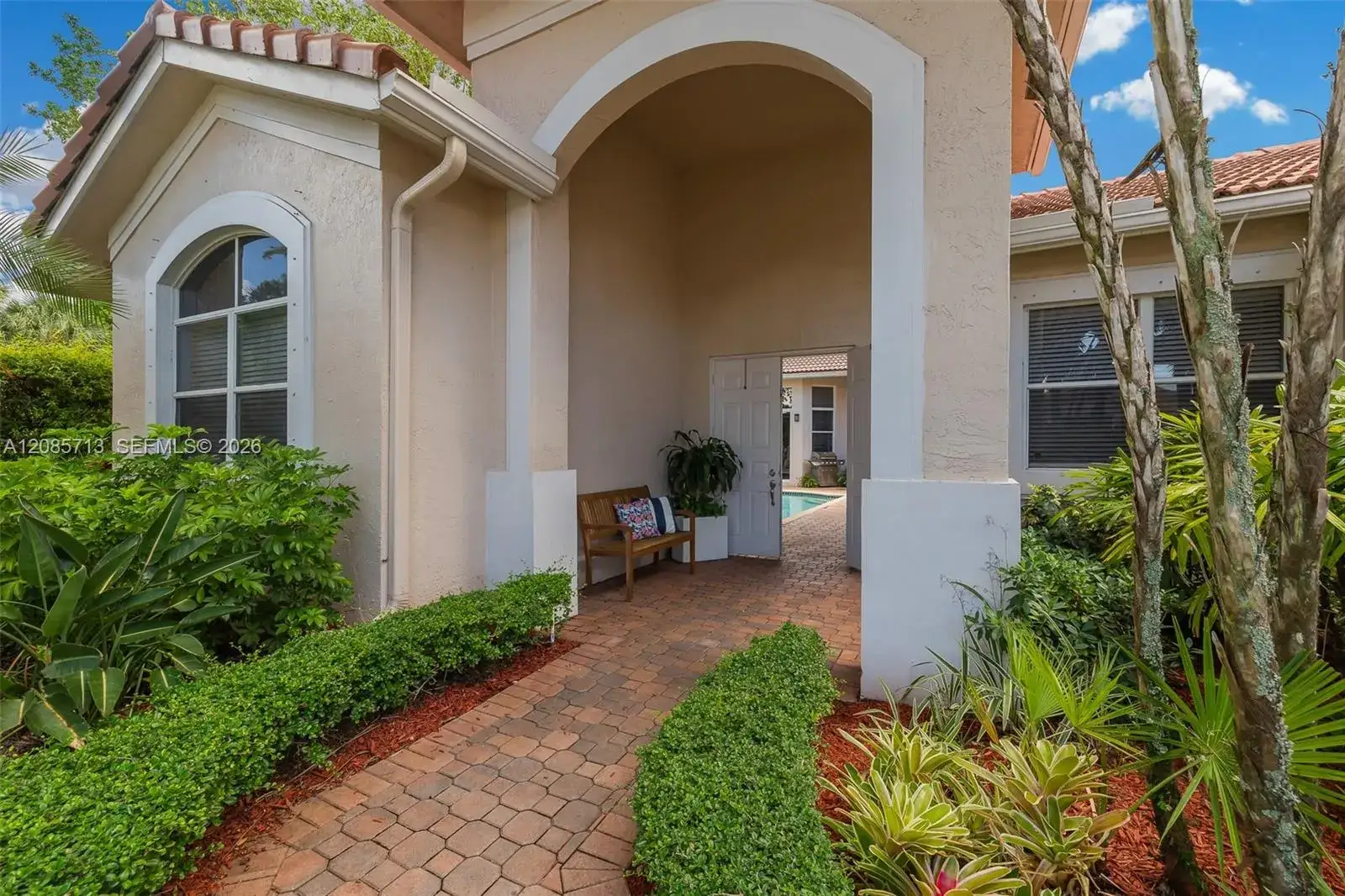 1604 Victoria Pointe Ln, Weston FL 33327