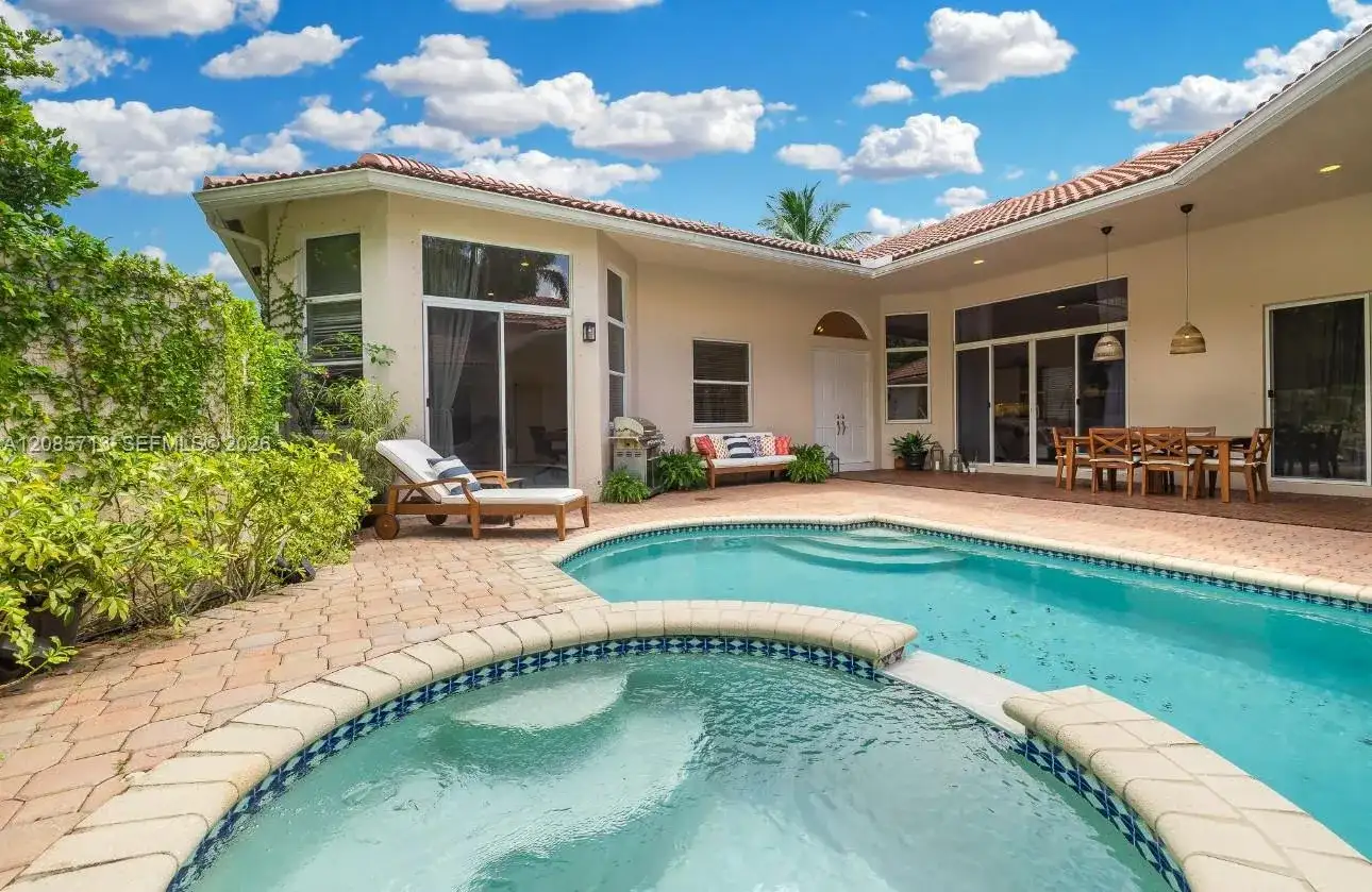 1604 Victoria Pointe Ln, Weston FL 33327 photo 2