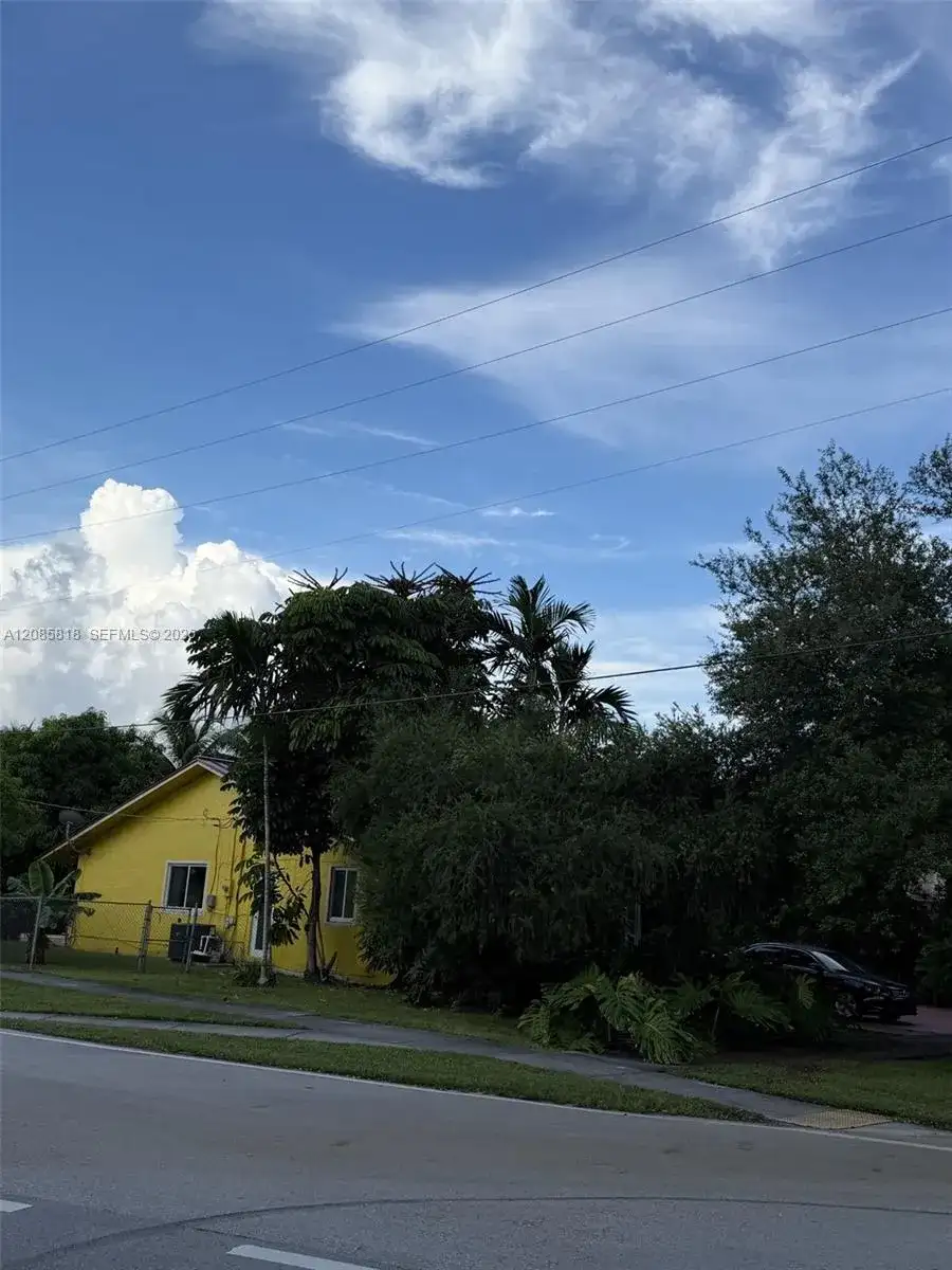400 Oriole Ave, Miami Springs FL 33166 photo 2
