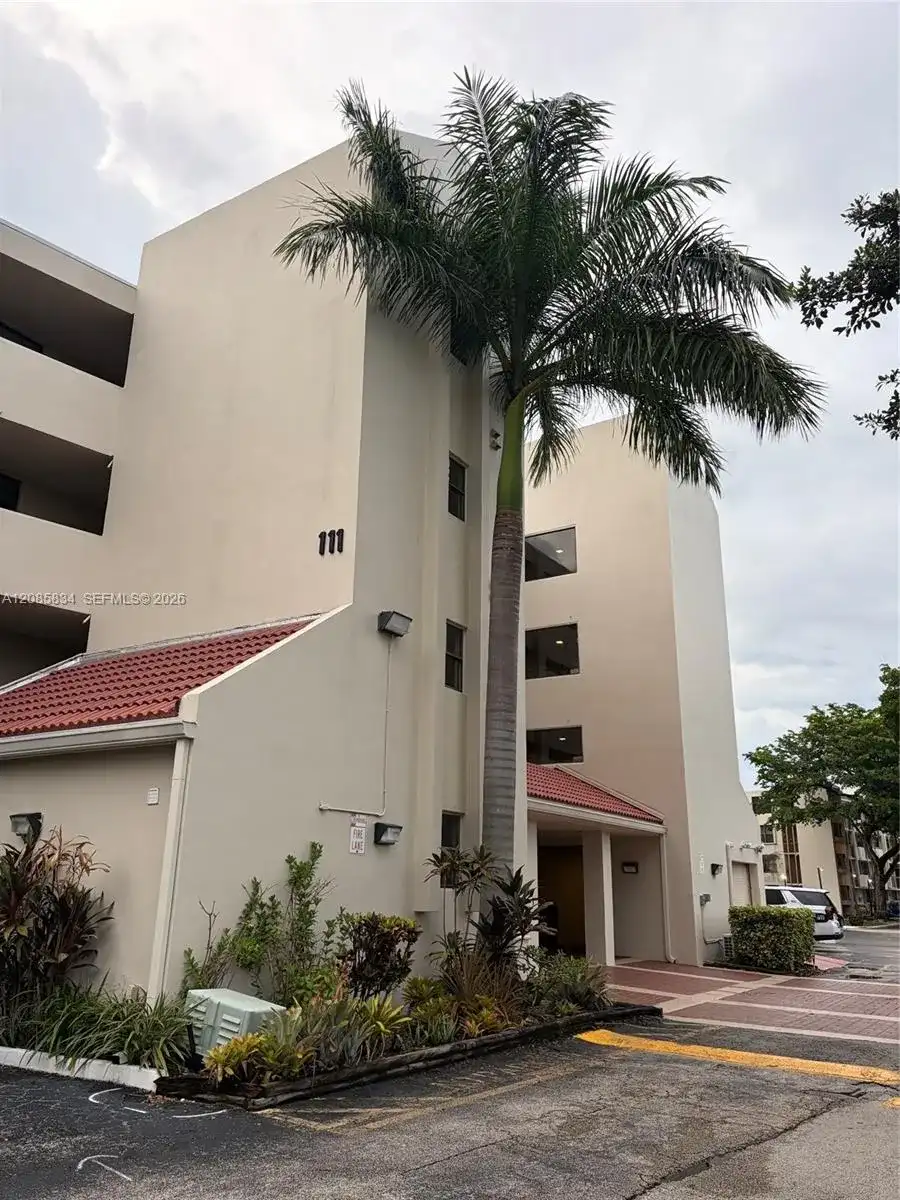 111 Lake Emerald Dr # 104, Oakland Park FL 33309