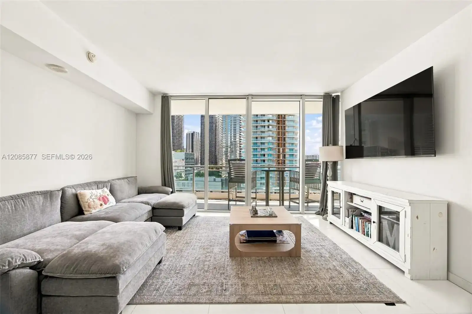 92 SW 3rd St # 2004, Miami FL 33130