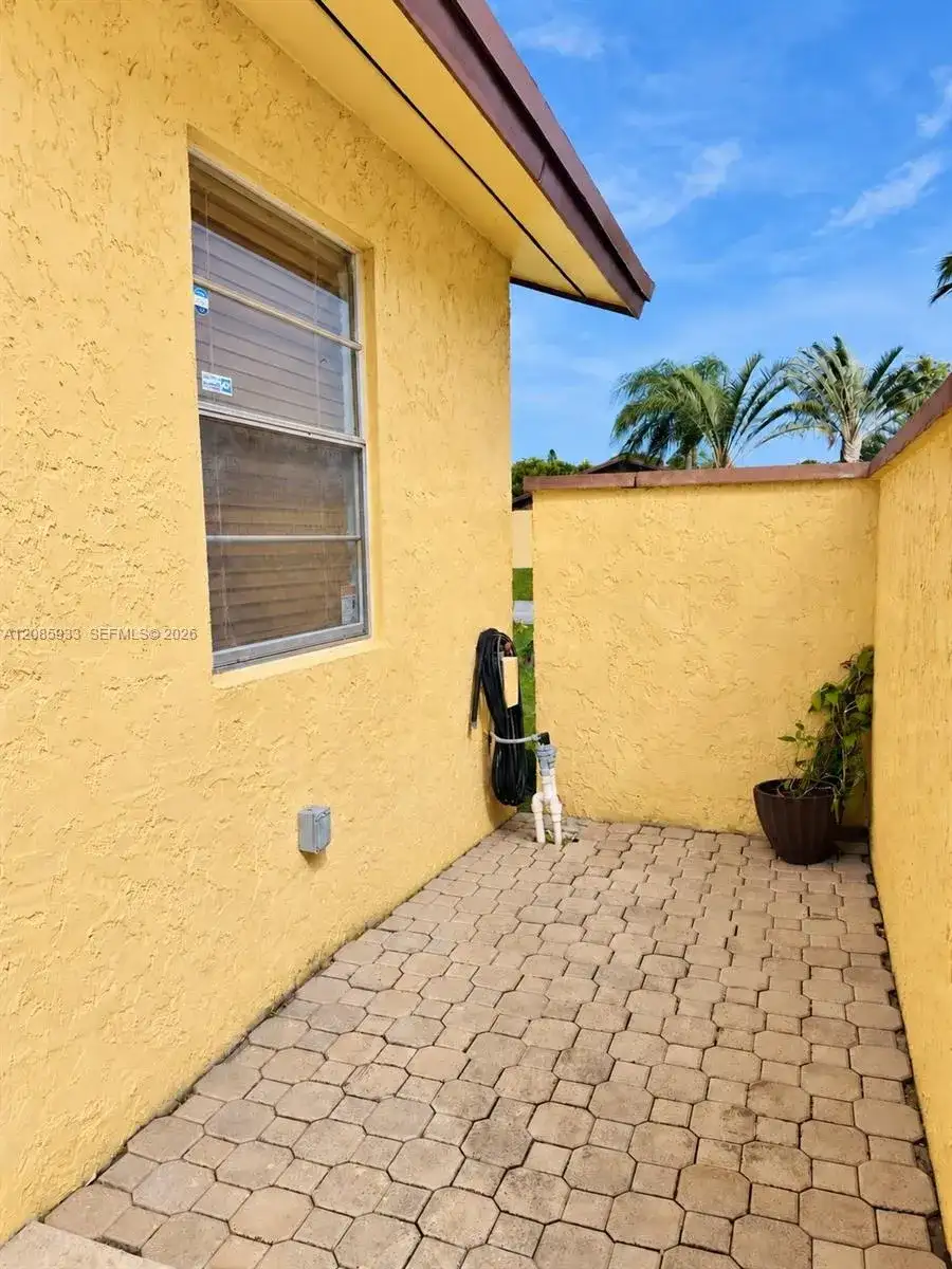 401 NW 43rd St, Deerfield Beach FL 33064 photo 2