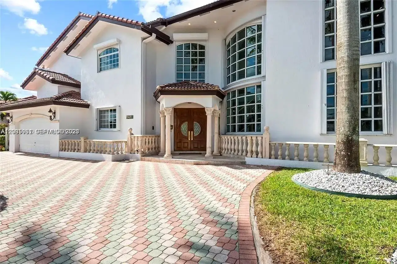 19420 W Saint Andrews Dr, Hialeah FL 33015 photo 3