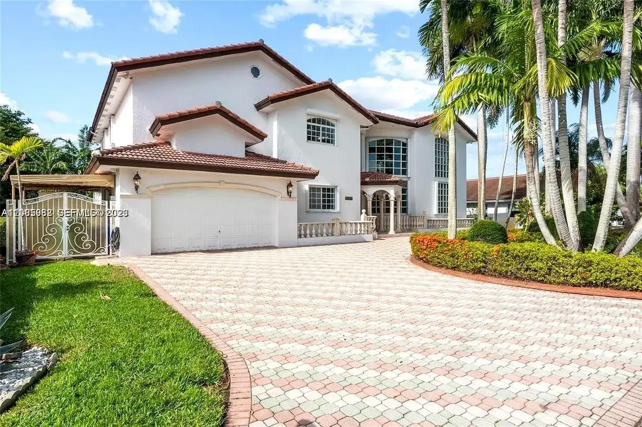 19420 W Saint Andrews Dr, Hialeah FL 33015 photo 4