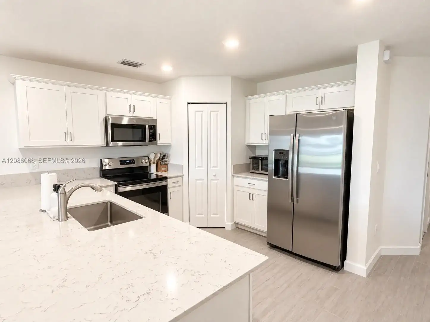 5013 Woods Edge Cir, Riviera Beach FL 33410 photo 4