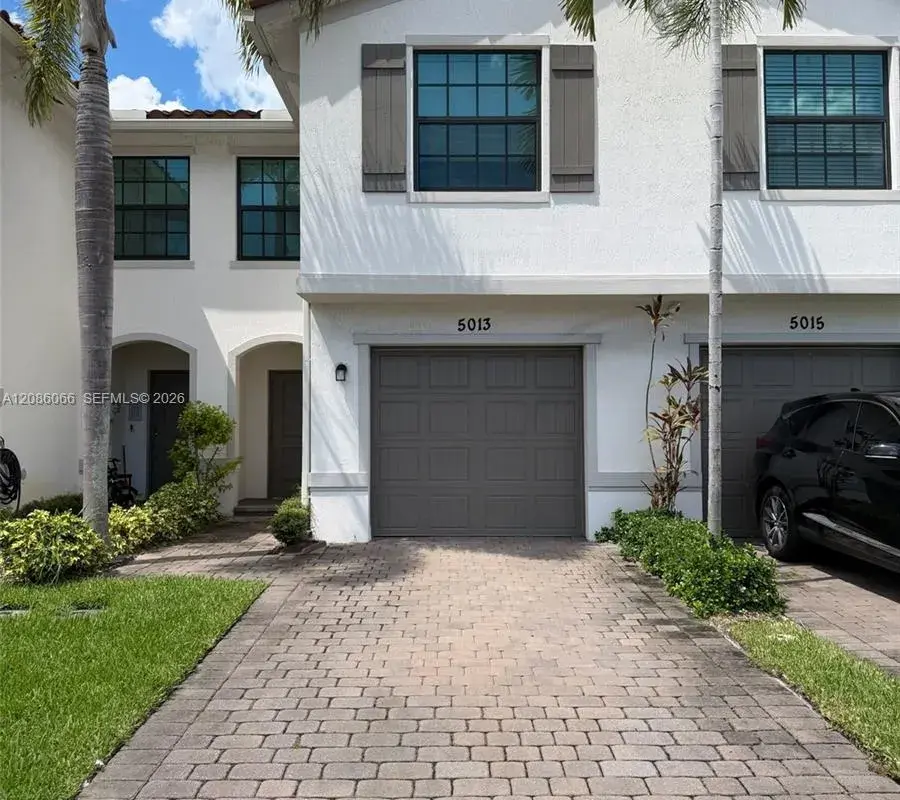 5013 Woods Edge Cir, Riviera Beach FL 33410