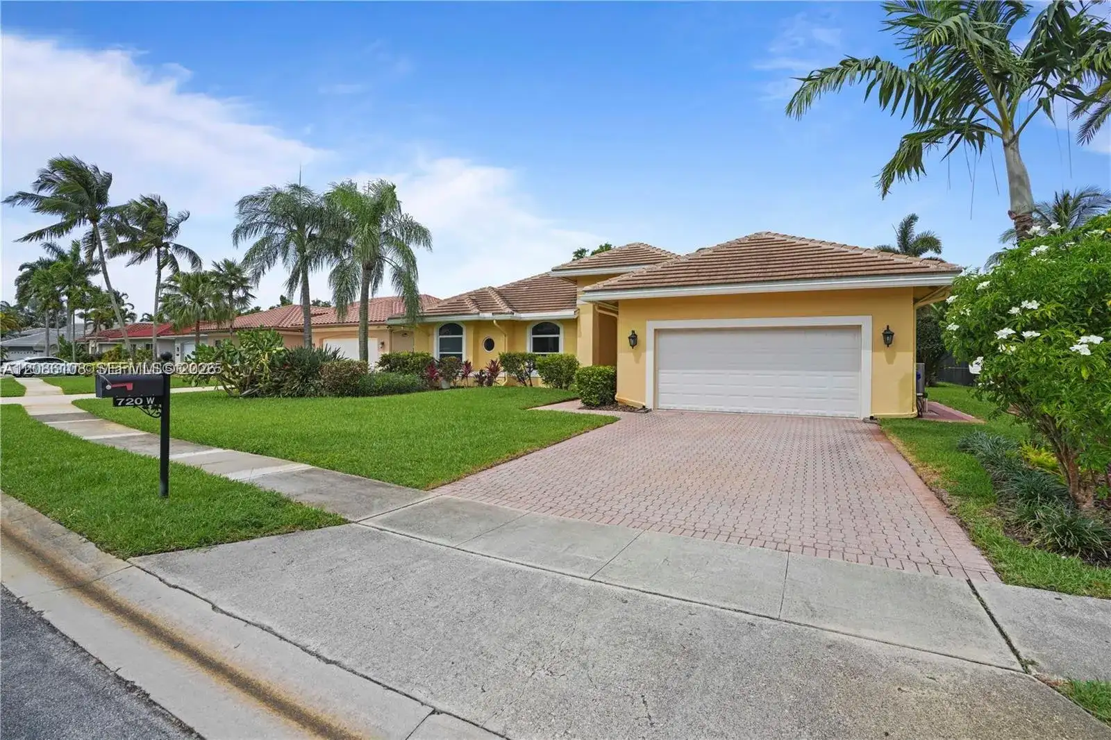 720 W Cypress Pointe Dr W, Pembroke Pines FL 33027 photo 4