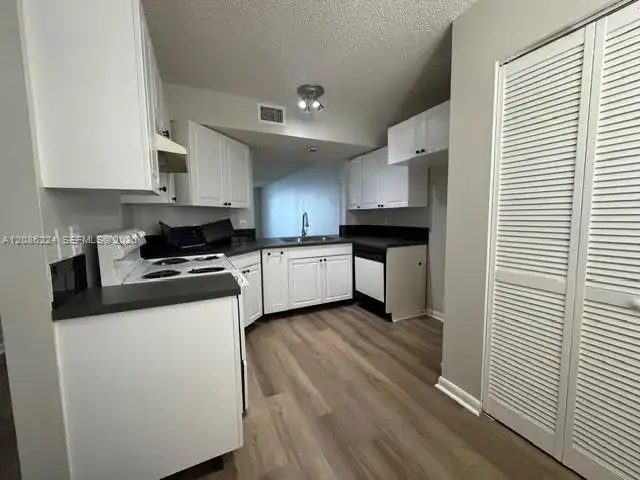 116 Lake Emerald Dr # 202, Oakland Park FL 33309 photo 4