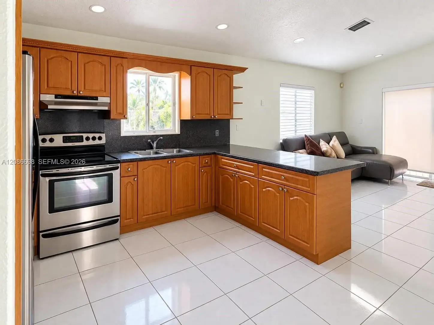 8010 NW 186th Ter, Hialeah FL 33015 photo 2