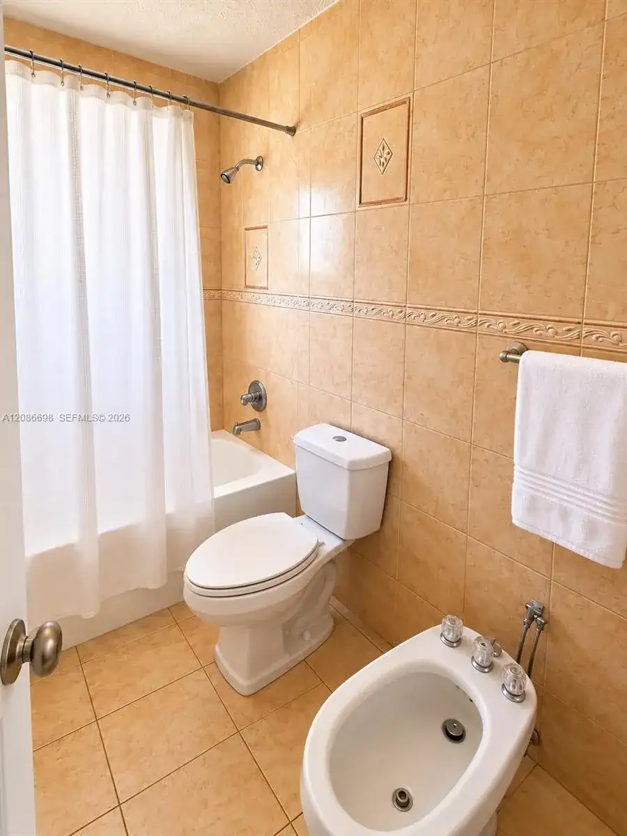 8010 NW 186th Ter, Hialeah FL 33015 photo 4