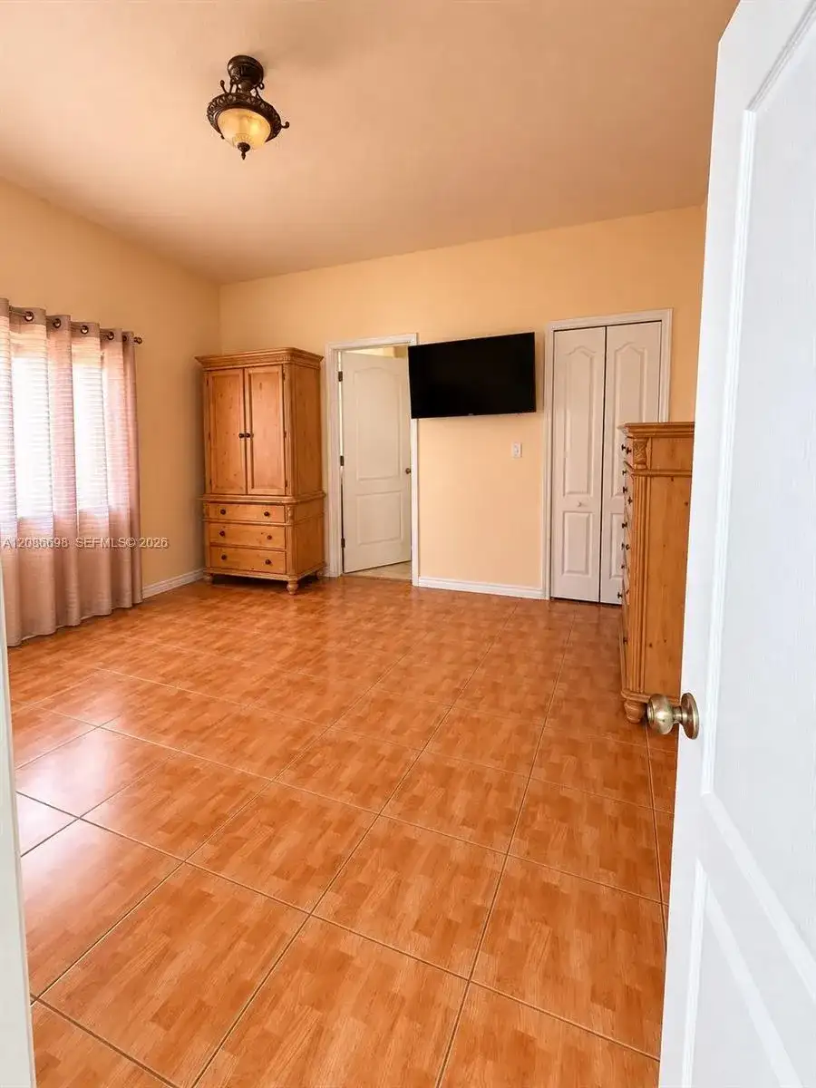 8010 NW 186th Ter, Hialeah FL 33015 photo 5