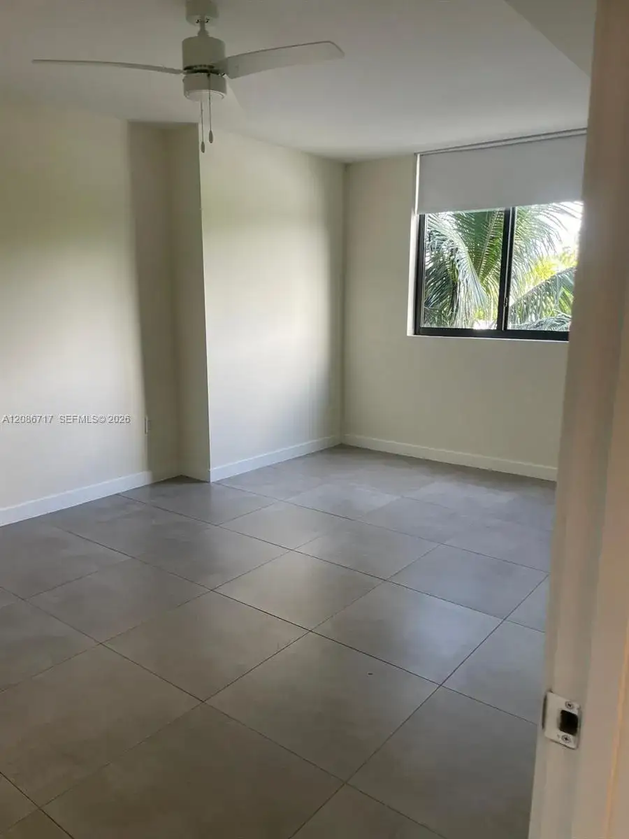 16395 Biscayne Blvd # 216, North Miami Beach FL 33160
