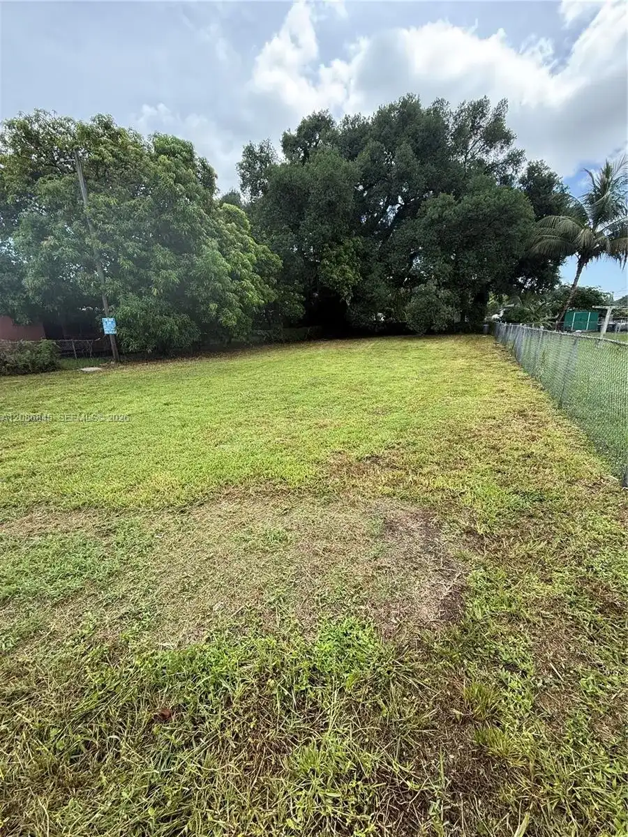 2754 NW 49th St, Miami FL 33142