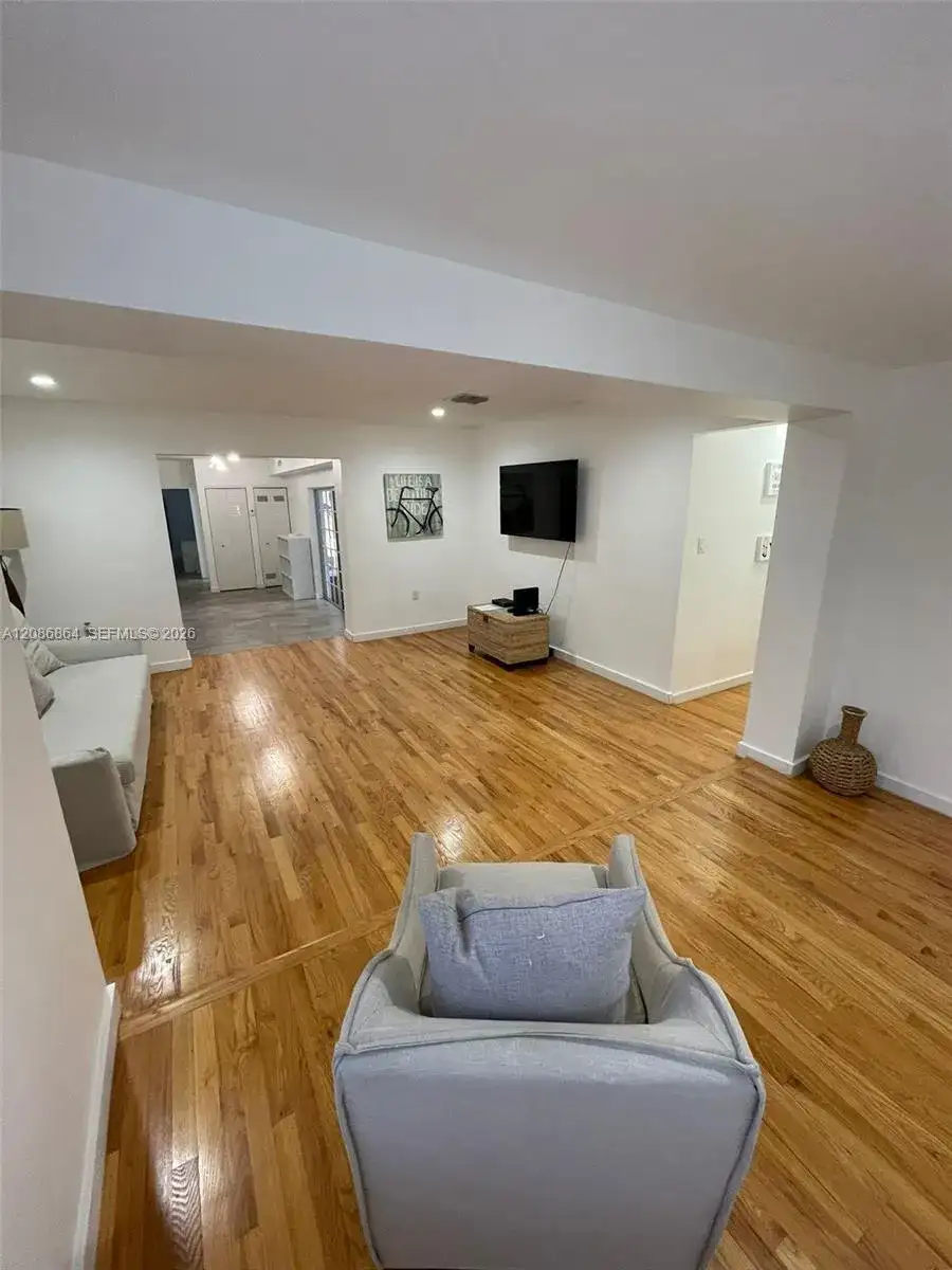 2375 NE 185th St, Miami FL 33180 photo 3