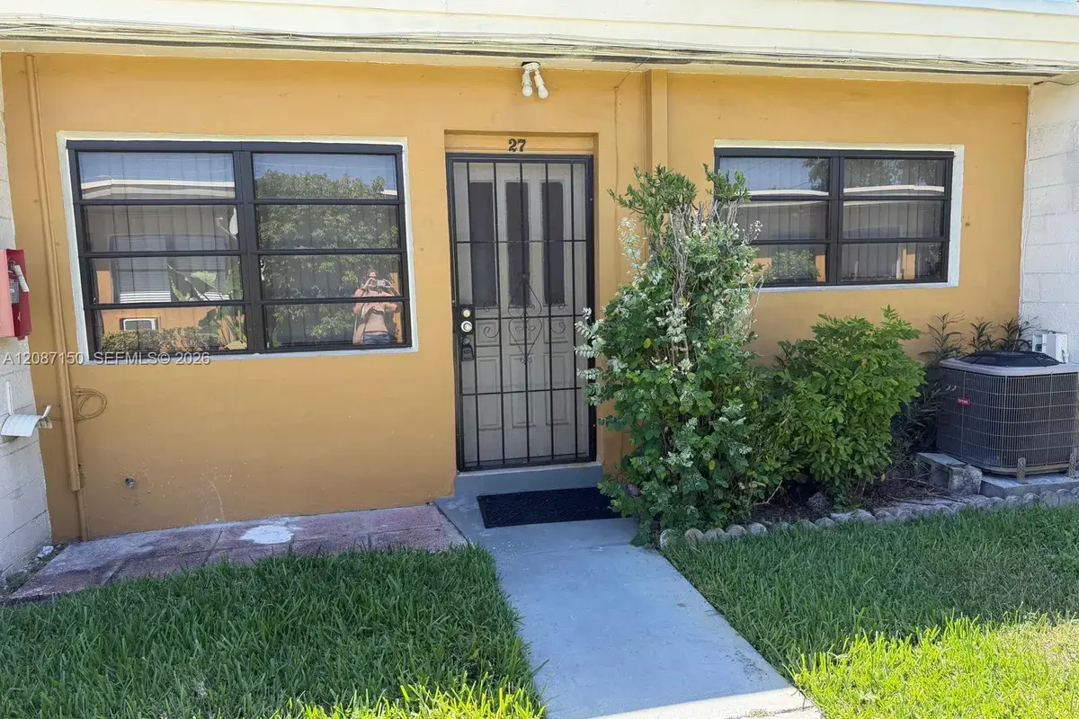 1845 Pembroke Rd # 27, Hollywood FL 33020
