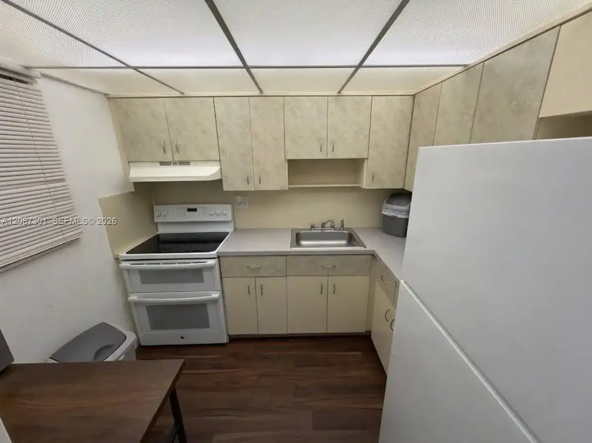 220 SW 9th Ave # 518, Hallandale Beach FL 33009 photo 2