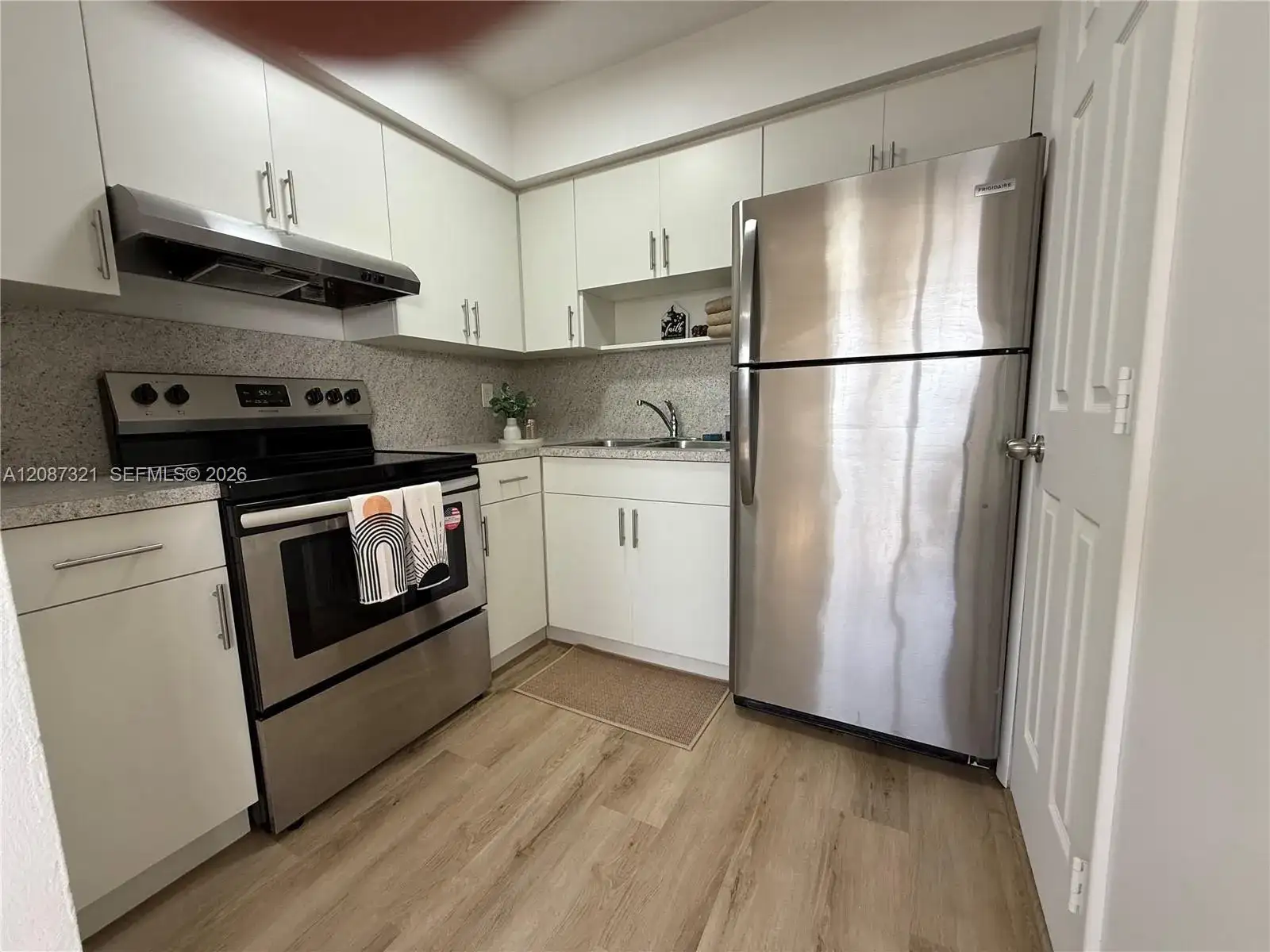 8860 SW 32nd st, Miami FL 33165 photo 5