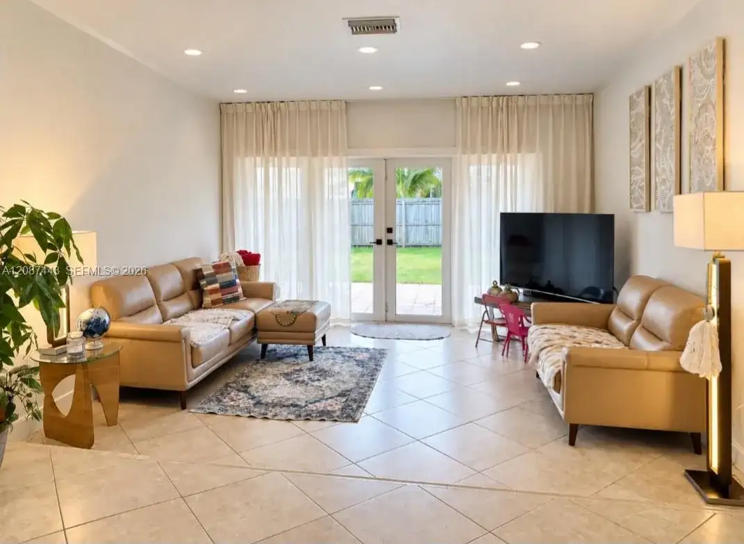 8284 SW 205th Ter, Cutler Bay FL 33189 photo 2