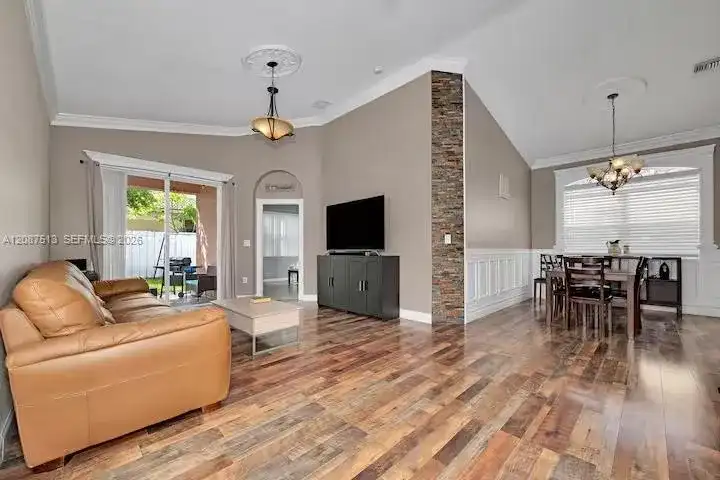 2327 NE 37th Ter, Homestead FL 33033