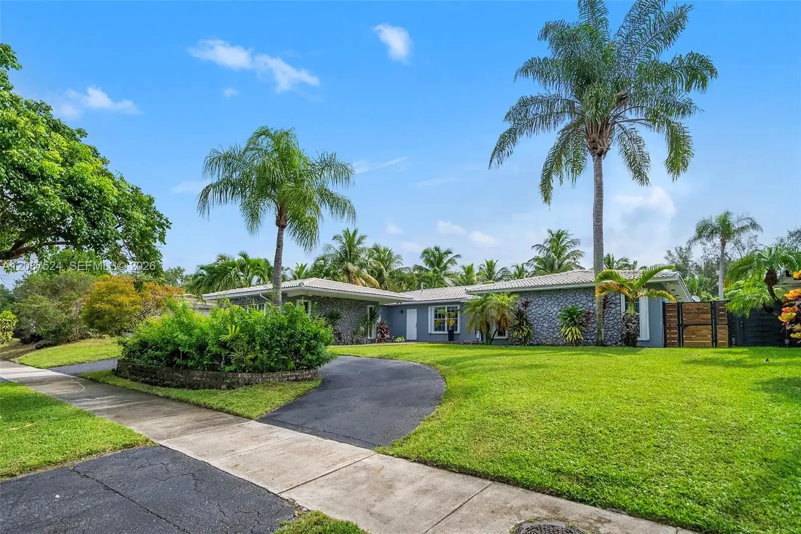 19885 NE 22nd Ave, Miami FL 33180 photo 2