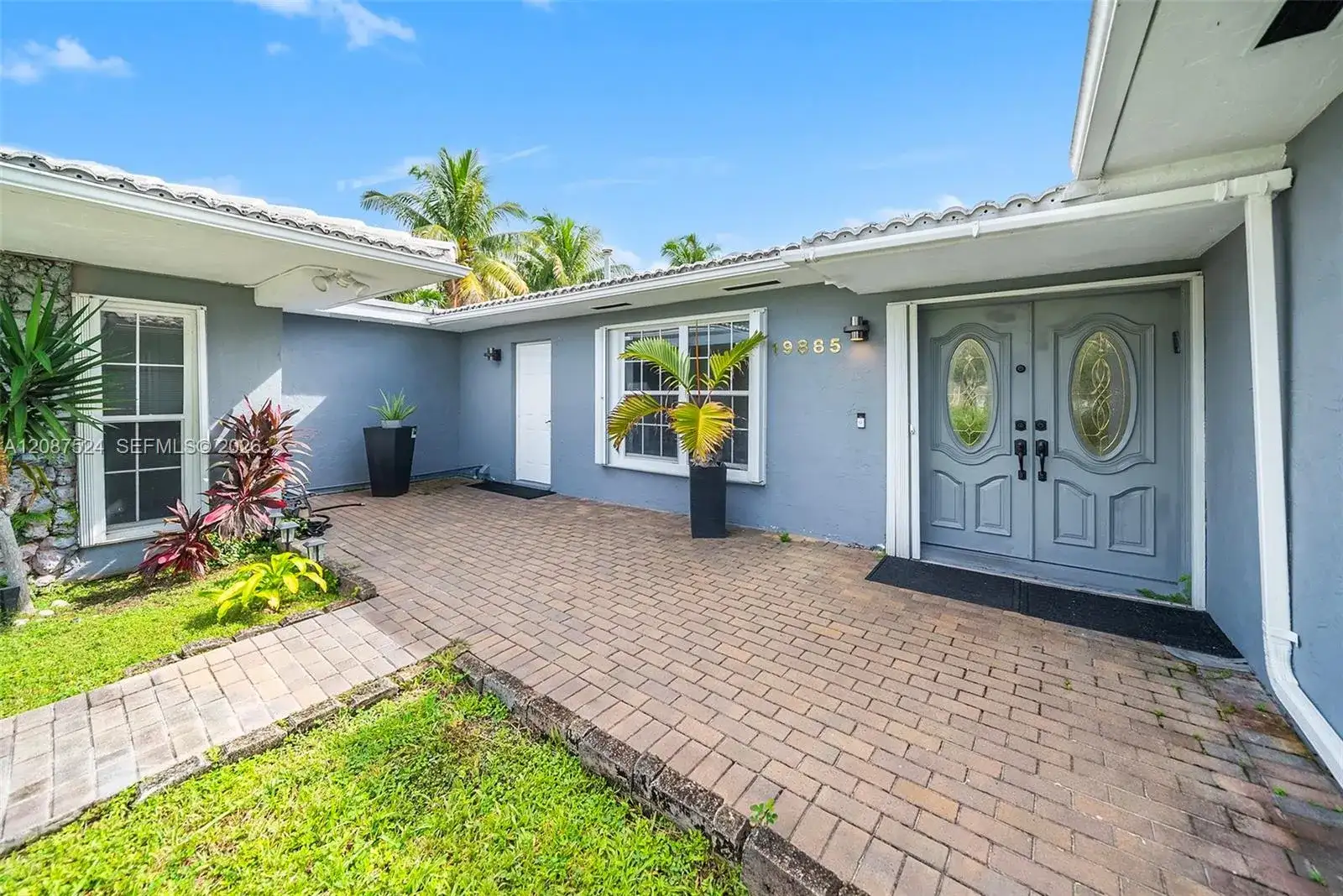 19885 NE 22nd Ave, Miami FL 33180 photo 4