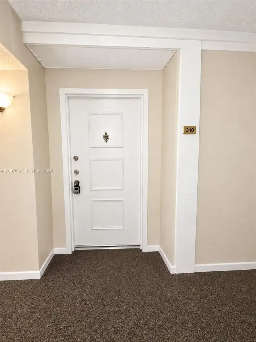 301 Racquet Club Rd # 310, Weston FL 33326