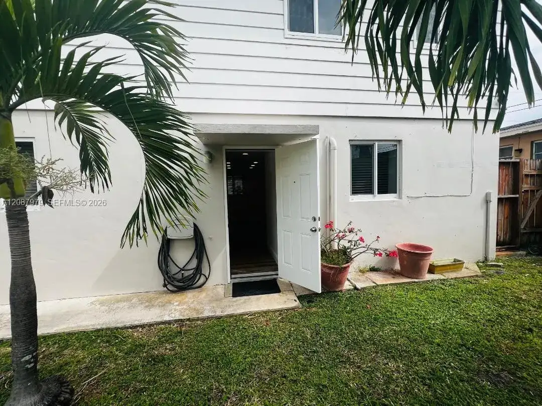 1727 Plunkett St, Hollywood FL 33020 photo 2