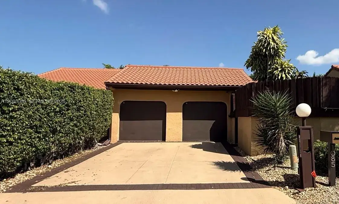 1085 NE 203rd Ln, Miami FL 33179 photo 3