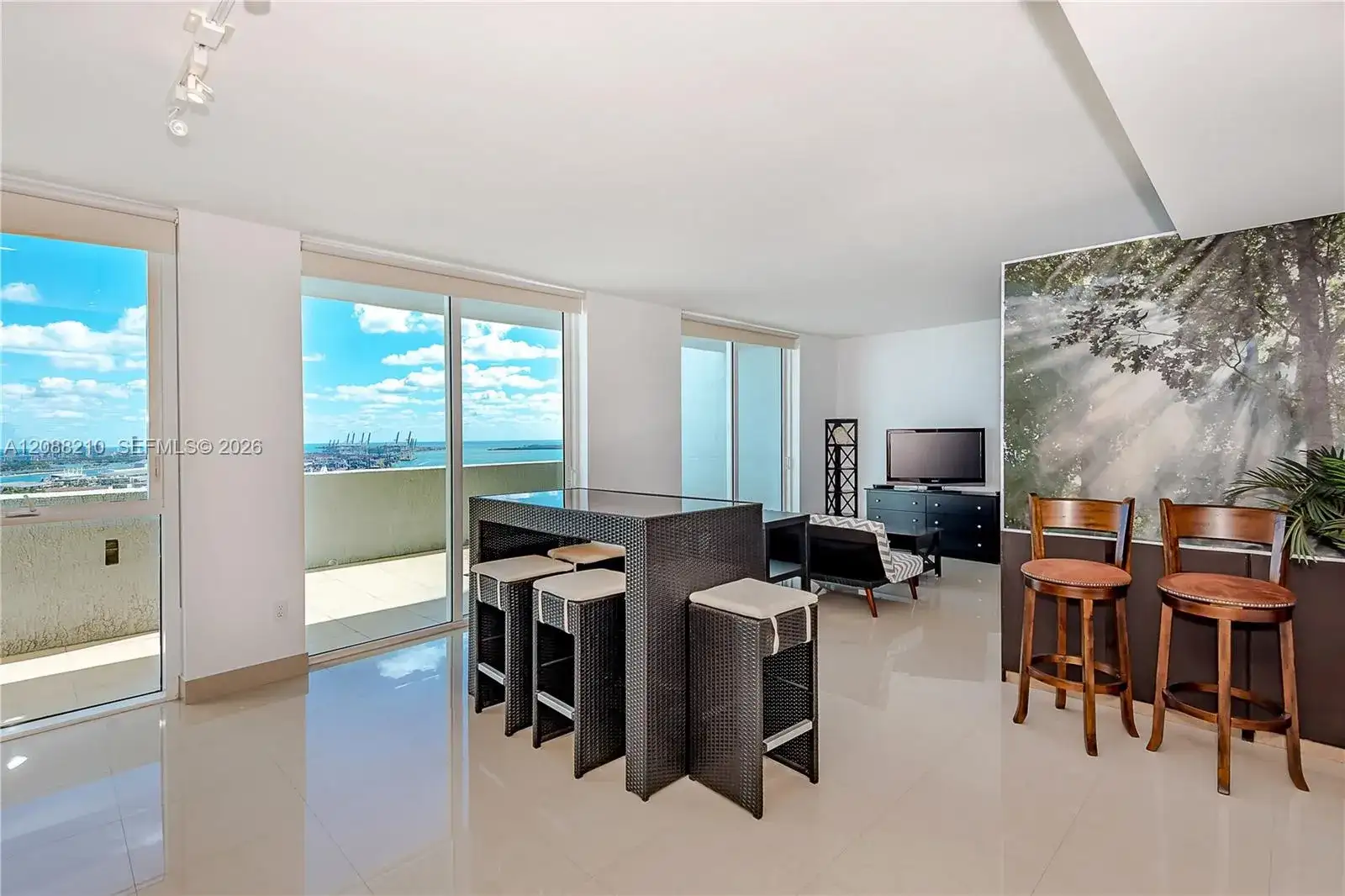 253 NE 2nd St # 3105, Miami FL 33132 photo 2